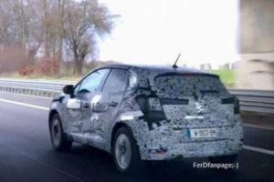 Primele imagini spion cu noua Dacia Sandero (Foto)