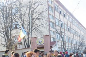 In liceul „Spiru Haret” Ploieşti pot intra drogaţii, beţivii, descreieraţii, numai presa nu!