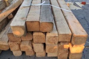 Hoţi prinşi la furat de grinzi de lemn de la o casă în construcţie din Sibiu