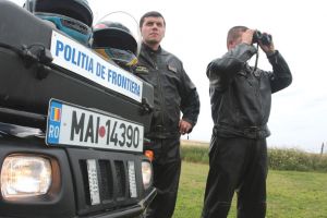 Tinerii din Basarabia trec Prutul înot ca să-şi găsească un loc de muncă la Galaţi