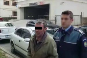 Beat fiind, i-a înfipt furca în gât vecinului