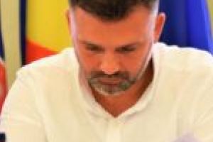Viceprimarul Isac: Ursulescu i-a decizii de capul lui şi ţine lacătul pe uşa halei de lactate!
