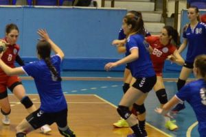 Victorie a handbalistelor junioare, cu gândul la derby