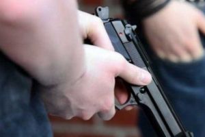 Alertă în Bucureşti. Un bărbat înarmat a umblat liber pe străzi