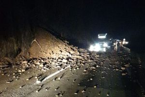 FOTO – Căderi de pietre pe Valea Oltului – DN7, blocat total