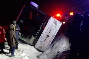 FOTO: Un autocar în care se aflau 25 de pasaeri s-a răsturnat într-o râpă, la Codlea. Opt victime rănite uşor, conştiente