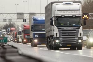 Transportatorii ameninţă cu noi proteste