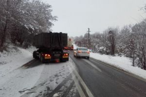 FOTO Se circulă alternativ pe DN 1 – A derapat un autocamion