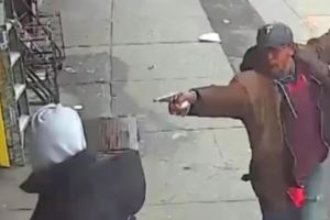 SCENE INCREDIBILE în Bucureşti! Un bărbat se plimba cu un pistol în mână: Mai multe echipaje de poliţişti au reuşit să îl prindă