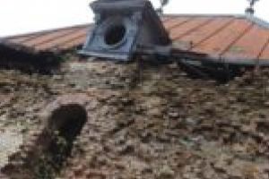 Bucată cu bucată! Se prăbuşeşte încă o bijuterie arhitectonică din Băile Herculane!