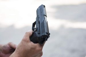 Bărbat reţinut după ce a tras cu pistolul în curtea unui prieten, în apropiere de Lugoj