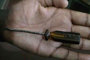 Femeie din Dănciuleşti, lovită cu surubelniţa de iubitul ei! Reacţia tinerei în faţa poliţiştilor