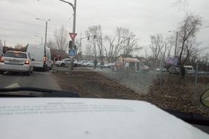Tânără la spital după ce un şofer nu a acordat prioritate, la intrare în Dumbrăviţa