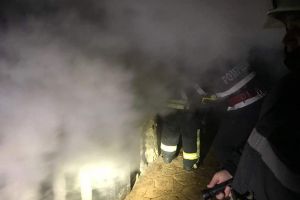 FOTOGALERIE. Flăcările au cuprins subsolul unei case din municipiu. Intervenţie în forţă a pompierilor