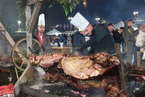 VIDEO FOTO – Sibiul a primit titlul Regiune Gastronomică Europeană pe acorduri de muzică ţigănească şi cu festin culinar ca la popotă