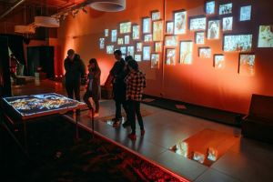 „Muzeul Memoriei”, o expoziţie interactivă inedită, care îi conectează pe vizitatori ...