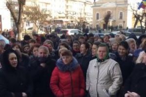 (VIDEO-FOTO) Sighet: Jos, primarul! Asistentii medicali protesteaza in fata primariei de peste deal // ACTUALIZARE