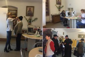 FOTO: Consultaţii oftalmologice gratuite pentru beneficiarii Aşezământului social „Sfânta Varvara” Baia de Arieş