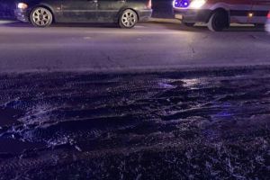 Bărbat la spital după ce a traversat strada prin loc nepermis şi a fost lovit de maşină, la Moşniţa Nouă