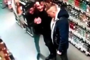 Un bărbat a fost BĂTUT cu SĂLBĂTICIE într-un magazin din Bucureşti. VIDEO