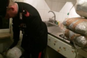 Traficant de droguri roman prins la Roma cu o incarcatura impresionanta / Avea asupra sa si arme