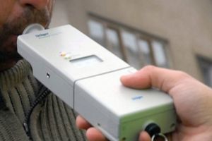 La volan, fără permis dar bine „şpriţuit”!