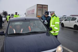 A condus un autoturism neînmatriculat. Un tânăr de 24 de ani, din Stremţ este cercetat de poliţişti