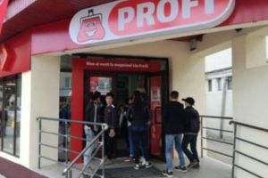 Un sibian a furat cosmetice din Profi de pe Semaforului şi „a spart” două maşini