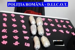 Mii de pastile de ecstasy, indisponibilizate in urma unei perchezitii domiciliare (galerie foto) 