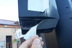 Bandă adezivă peste difuzoarele care ajută nevăzătorii să treacă strada la unele semafoare