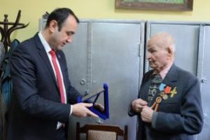 Veteranul de razboi Ioan Andreica, felicitat la implinirea a 100 de ani (FOTO)