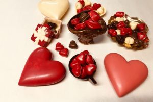FOTO Valentine’s Day: Inimi de ciocolată poleite cu aur şi cristale Swarovski, făcute la Cisnădie