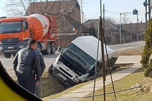 Accident pe DN 79, în Gepiu, după ce un microbuz a intrat în depăşire pe linie continuă. Un tânăr a ajuns la spital