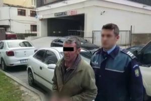 Bărbatul care şi-a atacat vecinul cu furca, arestat