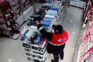 Vedetă pe internet: Hoţ filmat în timp ce fura dintr-un magazin din Aleşd (VIDEO)