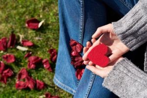 SF. VALENTIN. Tradiţii şi obiceiuri. Ce fac fetele nemăritate si ce trebuie sa le oferim celor pe care ii iubim in secret