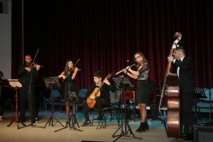 50 de ani de învăţământ muzical la Bistriţa, sărbătoriţi cu diplome, flori şi un concert aniversar
