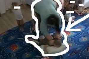 CREŞA ORORILOR în Timişoara. COPII ABUZAŢI FIZIC de o BRUTĂ TURBATĂ de furie. Imaginile deceniilor în România. Video