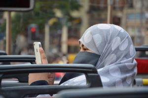 Apple va investiga aplicaţia prin care bărbaţii din Arabia Saudită îşi pot urmări soţiile