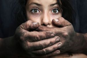 Abuzaţi şi traumatizaţi de mici