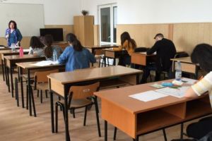 Elevii hunedoreni „simulează” Bacalaureatul şi Evaluarea Naţională în martie