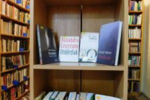 „Rafturile dragostei” la Biblioteca Judeţeană sau o noapte de cazare la un castel – oferte de Ziua Îndrăgostiţilor