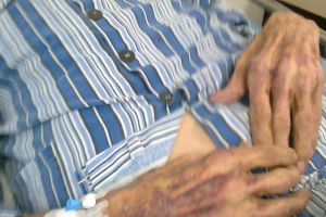 Fiul vitreg al unui septuagenar din Crasna, decedat în urmă cu o săptămână, acuzat de rele tratamente aplicate părintelui şi furt