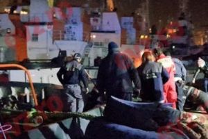 Operaţiune dramatică de salvare în portul Constanţa. Doi bărbaţi căzuţi în apă, între remorchere

