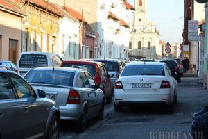 Primare, vrem parcare! Un loc la trei maşini: Criza locurilor de parcare din centrul Oradiei, fără soluţii până anul viitor (FOTO)