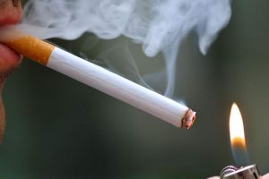 Patronul unei cafenele din Bistriţa, amendat cu 10.000 de lei fiindcă a permis fumatul pe terasă