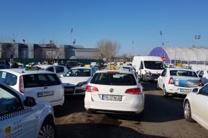 Taximetriştii au ieşit la protest. Demonstrează împotriva serviciilor de transport neautorizate