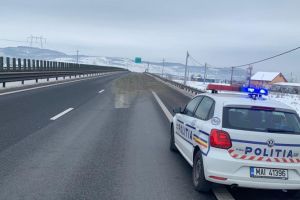 FOTO Beton înşirat pe autostradă la Sibiu – Poliţia cautăşoferul vinovat
