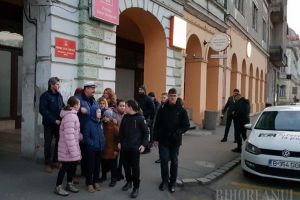 Protest inedit la sediul PSD Bihor: Învăţământul este subfinanţat, dar partidele devin milionare pe banii noştri! (FOTO)