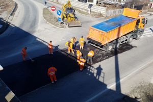 FOTO: Reparaţii asfaltice pe DN 66